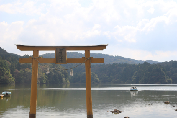 浮布の池と邇幣姫神社の鳥居