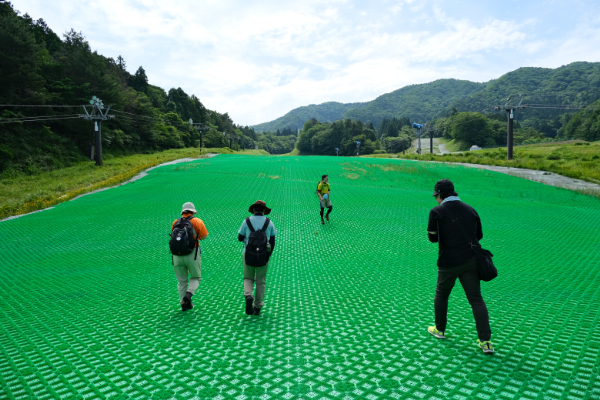 琴引山人口芝登っている様子